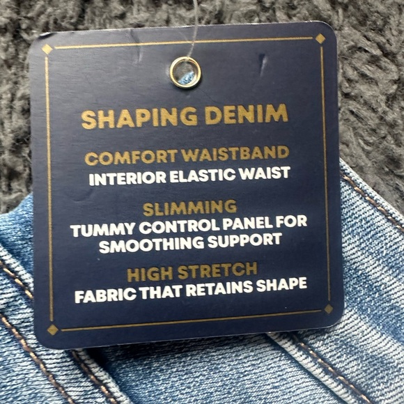 NWT Threadgrit distressed denim jean shorts, women’s size 33 - Picture 5 of 8